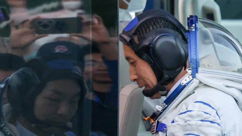 Astronot Zhang Zhiyuan terlihat di kaca saat astronot Zhu Yangzhu memasuki kendaraan, pada hari upacara pelepasan sebelum mengikuti misi penerbangan luar angkasa Shenzhou-23 ke stasiun ruang angkasa Tiangong China, di Pusat Peluncuran Satelit Jiuquan, dekat Jiuquan, provinsi Gansu, China, 24 Mei 2026.