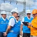 Direktur Utama PLN, Darmawan Prasodjo (tengah) didampingi oleh Direktur Manajemen Pembangkitan PLN, Rizal Calvary Marimbo (ketiga dari kiri), Direktur Manajemen Proyek dan Energi Baru Terbarukan PLN, Suroso Isnandar (kedua dari kiri), Direktur Utama