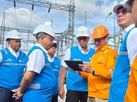 Direktur Utama PLN, Darmawan Prasodjo (tengah) didampingi oleh Direktur Manajemen Pembangkitan PLN, Rizal Calvary Marimbo (ketiga dari kiri), Direktur Manajemen Proyek dan Energi Baru Terbarukan PLN, Suroso Isnandar (kedua dari kiri), Direktur Utama