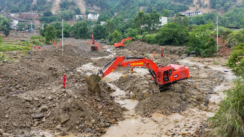 Gambar dari drone yang memperlihatkan petugas penyelamat melakukan operasi pencarian dan penyelamatan di desa Anxi setelah banjir bandang dan tanah longsor yang dipicu oleh curah hujan ekstrem, di distrik Yongchuan, Chongqing, China, 25 Mei 2026.