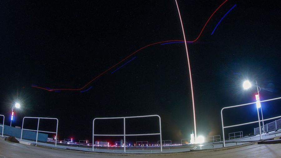 Gambar dengan eksposur panjang menunjukkan jejak drone yang terbang melintas saat roket Long March 2F yang membawa pesawat ruang angkasa Shenzhou-23 dengan astronot Zhu Yangzhu, Zhang Zhiyuan, dan Lai Ka-ying, yang merupakan astronot pertama dari Hong Kong, lepas landas menuju stasiun ruang angkasa Tiangong China dari landasan peluncuran di Pusat Peluncuran Satelit Jiuquan, dekat Jiuquan, provinsi Gansu, China, 24 Mei 2026.