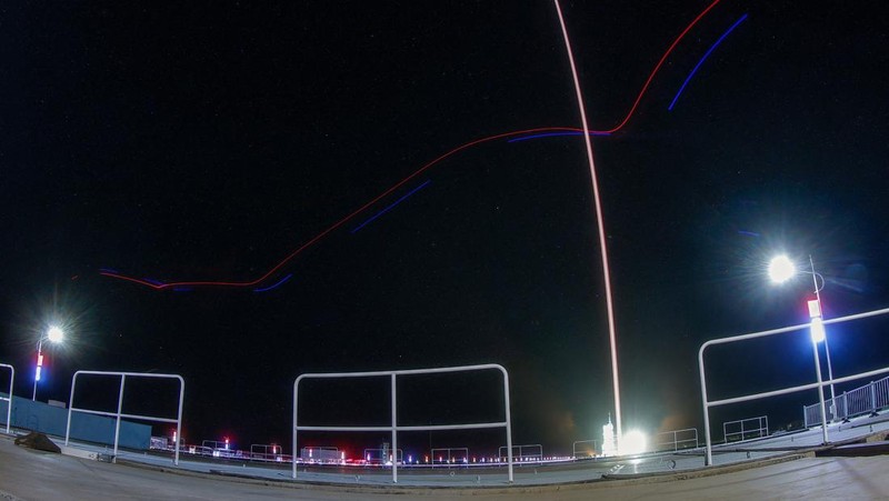 Gambar dengan eksposur panjang menunjukkan jejak drone yang terbang melintas saat roket Long March 2F yang membawa pesawat ruang angkasa Shenzhou-23 dengan astronot Zhu Yangzhu, Zhang Zhiyuan, dan Lai Ka-ying, yang merupakan astronot pertama dari Hong Kong, lepas landas menuju stasiun ruang angkasa Tiangong China dari landasan peluncuran di Pusat Peluncuran Satelit Jiuquan, dekat Jiuquan, provinsi Gansu, China, 24 Mei 2026.