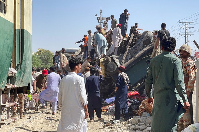 Kondisi kehancuran di lokasi ledakan jalur kereta api di Quetta, Pakistan, Minggu, (24/5/2026). (REUTERS/Naseer Ahmed)