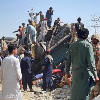 Kondisi kehancuran di lokasi ledakan jalur kereta api di Quetta, Pakistan, Minggu, (24/5/2026). (REUTERS/Naseer Ahmed)