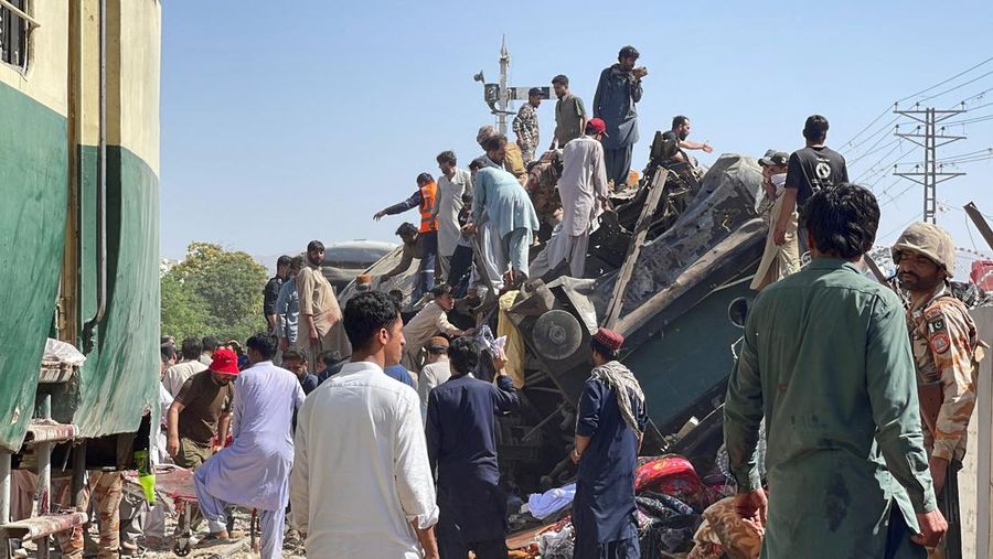 Kondisi kehancuran di lokasi ledakan jalur kereta api di Quetta, Pakistan, Minggu, (24/5/2026). (REUTERS/Naseer Ahmed)