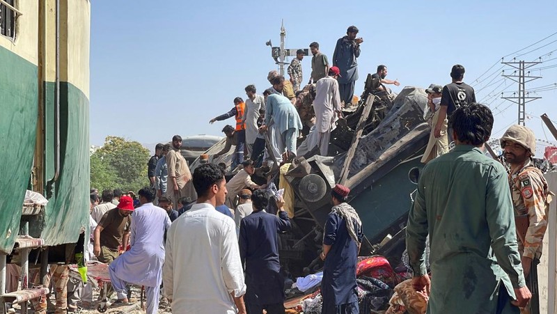 Kondisi kehancuran di lokasi ledakan jalur kereta api di Quetta, Pakistan, Minggu, (24/5/2026). (REUTERS/Naseer Ahmed)
