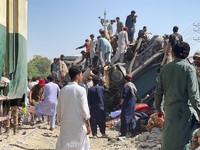Kondisi kehancuran di lokasi ledakan jalur kereta api di Quetta, Pakistan, Minggu, (24/5/2026). (REUTERS/Naseer Ahmed)