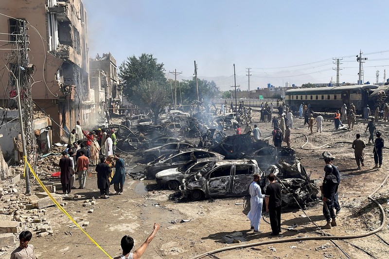 Kondisi kehancuran di lokasi ledakan jalur kereta api di Quetta, Pakistan, Minggu, (24/5/2026). (REUTERS/Naseer Ahmed)