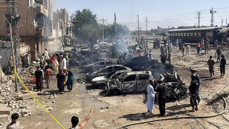Kondisi kehancuran di lokasi ledakan jalur kereta api di Quetta, Pakistan, Minggu, (24/5/2026). (REUTERS/Naseer Ahmed)