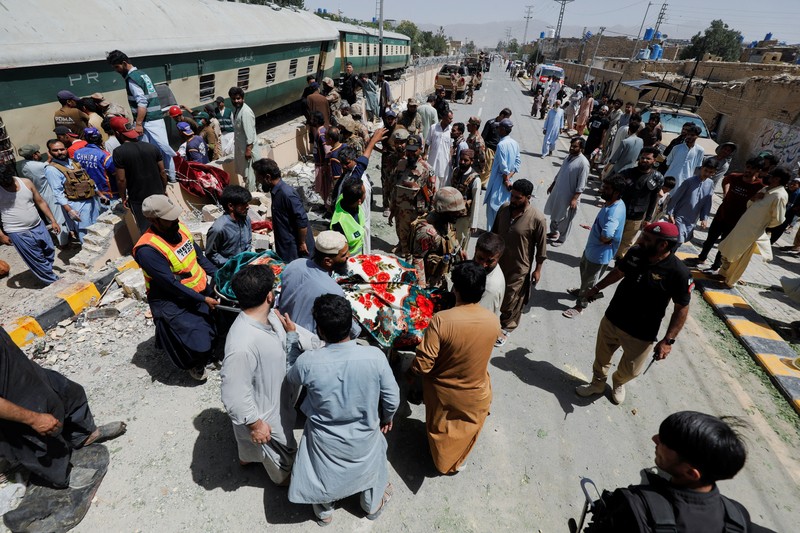 Kondisi kehancuran di lokasi ledakan jalur kereta api di Quetta, Pakistan, Minggu, (24/5/2026). (REUTERS/Naseer Ahmed)