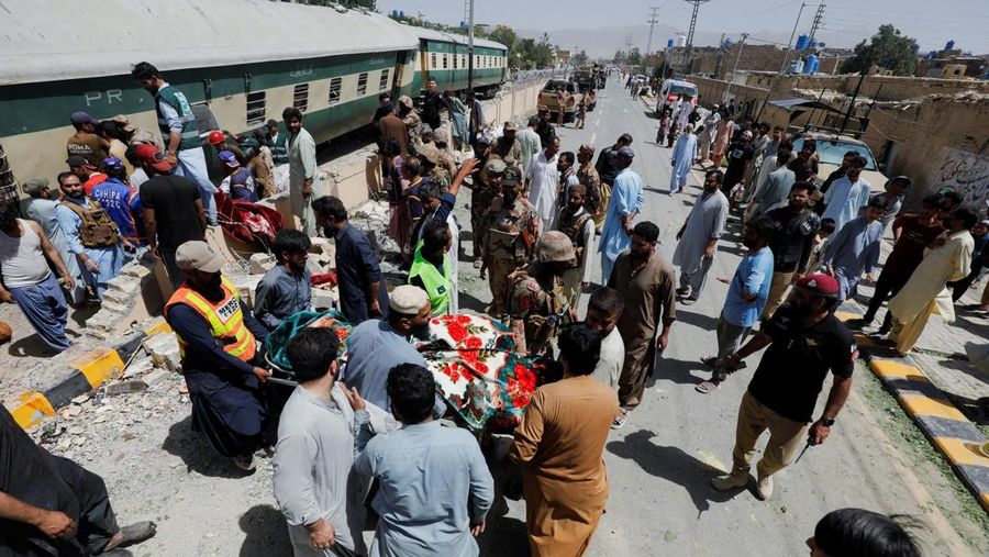 Kondisi kehancuran di lokasi ledakan jalur kereta api di Quetta, Pakistan, Minggu, (24/5/2026). (REUTERS/Naseer Ahmed)