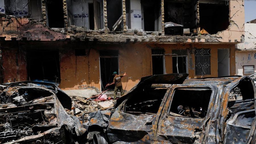 Kondisi kehancuran di lokasi ledakan jalur kereta api di Quetta, Pakistan, Minggu, (24/5/2026). (REUTERS/Naseer Ahmed)