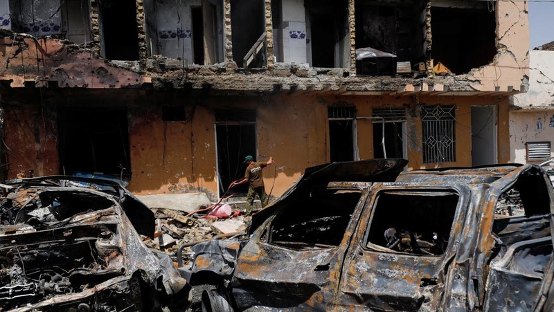 Kondisi kehancuran di lokasi ledakan jalur kereta api di Quetta, Pakistan, Minggu, (24/5/2026). (REUTERS/Naseer Ahmed)