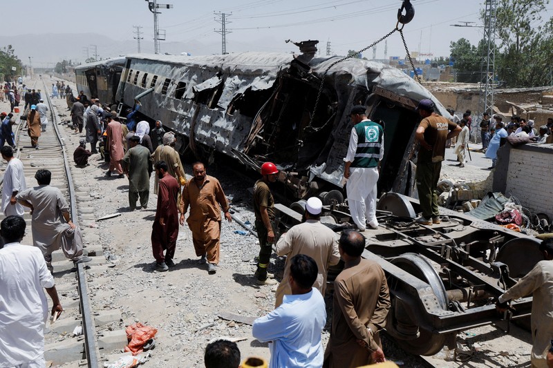Kondisi kehancuran di lokasi ledakan jalur kereta api di Quetta, Pakistan, Minggu, (24/5/2026). (REUTERS/Naseer Ahmed)