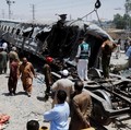 Kondisi kehancuran di lokasi ledakan jalur kereta api di Quetta, Pakistan, Minggu, (24/5/2026). (REUTERS/Naseer Ahmed)
