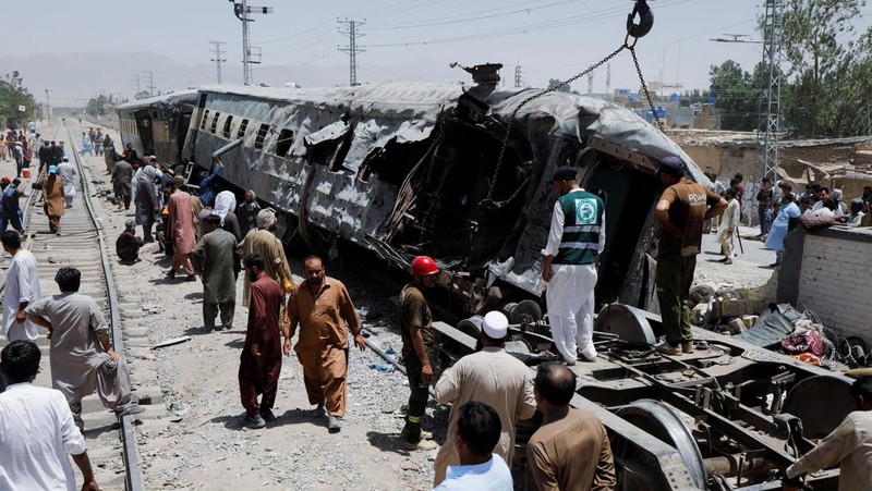 Kondisi kehancuran di lokasi ledakan jalur kereta api di Quetta, Pakistan, Minggu, (24/5/2026). (REUTERS/Naseer Ahmed)