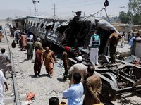 Kondisi kehancuran di lokasi ledakan jalur kereta api di Quetta, Pakistan, Minggu, (24/5/2026). (REUTERS/Naseer Ahmed)
