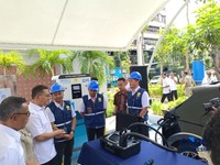 Menteri Perdagangan (Mendag) Budi Santoso saat menguji alat ukur SPKLU di Pelataran Parkir Kemendag, Jakarta, Senin (25/5/2026). (CNBC Indonesia/Martyasari Rizky)