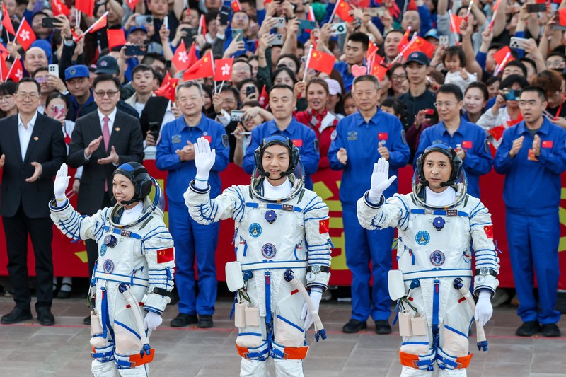 Para astronot Zhu Yangzhu, Zhang Zhiyuan, dan Lai Ka-ying, yang merupakan astronot pertama dari Hong Kong, melambaikan tangan selama upacara pelepasan sebelum mengikuti misi penerbangan luar angkasa Shenzhou-23 ke stasiun ruang angkasa Tiangong China, di Pusat Peluncuran Satelit Jiuquan, dekat Jiuquan, provinsi Gansu, China, 24 Mei 2026. (REUTERS/Maxim Shemetov)