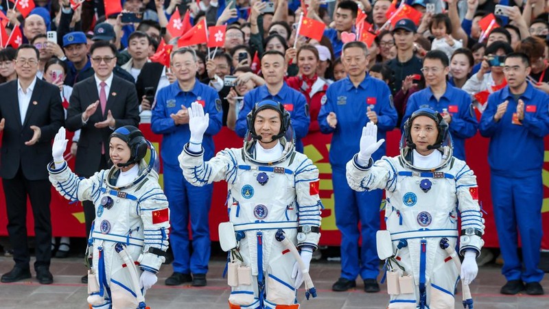 Para astronot Zhu Yangzhu, Zhang Zhiyuan, dan Lai Ka-ying, yang merupakan astronot pertama dari Hong Kong, melambaikan tangan selama upacara pelepasan sebelum mengikuti misi penerbangan luar angkasa Shenzhou-23 ke stasiun ruang angkasa Tiangong China
