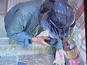 Detik-detik Pria Bawa Kabur 150 Gram Emas Batangan di Medan