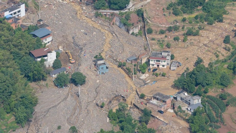 Pemandangan dari drone yang memperlihatkan operasi penyelamatan yang sedang berlangsung di desa Anxi menyusul banjir bandang dan tanah longsor yang dipicu oleh curah hujan ekstrem, di distrik Yongchuan, Chongqing, China, 24 Mei 2026.