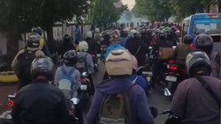 Cerita Pemotor Ramai-ramai Terobos Massa Tawuran Dekat Stasiun Klender
