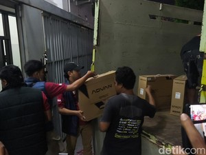 Polisi Angkut Ratusan Barang Usai 9 Jam Geledah Markas Scammer di Solo Baru
