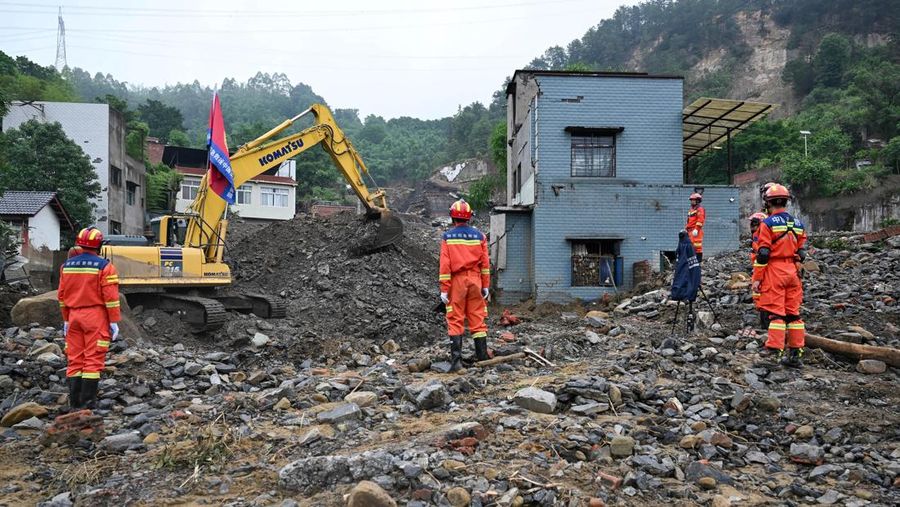Petugas penyelamat melakukan operasi pencarian dan penyelamatan di desa Anxi setelah banjir bandang dan tanah longsor yang dipicu oleh curah hujan ekstrem di distrik Yongchuan, Chongqing, China, 25 Mei 2026.