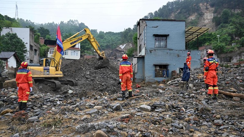 Petugas penyelamat melakukan operasi pencarian dan penyelamatan di desa Anxi setelah banjir bandang dan tanah longsor yang dipicu oleh curah hujan ekstrem di distrik Yongchuan, Chongqing, China, 25 Mei 2026.