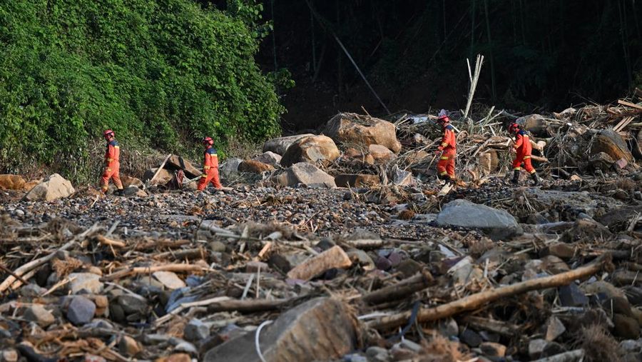 Petugas penyelamat melakukan operasi pencarian dan penyelamatan di desa Daqiao menyusul banjir bandang dan tanah longsor yang dipicu oleh curah hujan ekstrem, di distrik Yongchuan, Chongqing, China, 24 Mei 2026.
