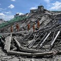 Petugas penyelamat mencari korban selamat di antara reruntuhan saat sebuah gedung sembilan lantai yang sedang dibangun runtuh di Balibago, Angeles City, Pampanga, Filipina, 24 Mei 2026. (REUTERS/Noel Celis)