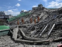 Petugas penyelamat mencari korban selamat di antara reruntuhan saat sebuah gedung sembilan lantai yang sedang dibangun runtuh di Balibago, Angeles City, Pampanga, Filipina, 24 Mei 2026. (REUTERS/Noel Celis)