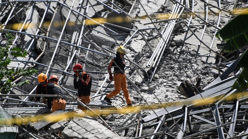 Petugas penyelamat mencari korban selamat di antara reruntuhan saat sebuah gedung sembilan lantai yang sedang dibangun runtuh di Balibago, Angeles City, Pampanga, Filipina, 24 Mei 2026.