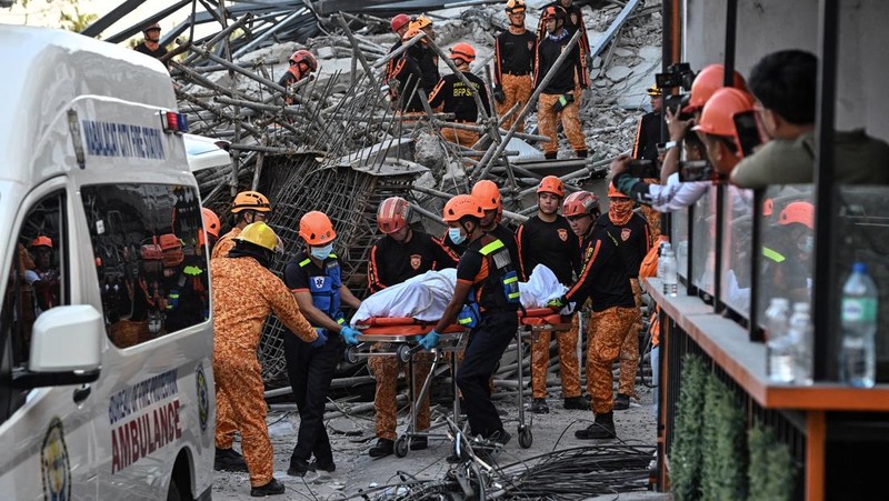 Petugas penyelamat mengambil jenazah korban di antara puing-puing saat sebuah gedung sembilan lantai yang sedang dibangun runtuh di Balibago, Angeles City, Pampanga, Filipina, 24 Mei 2026.
