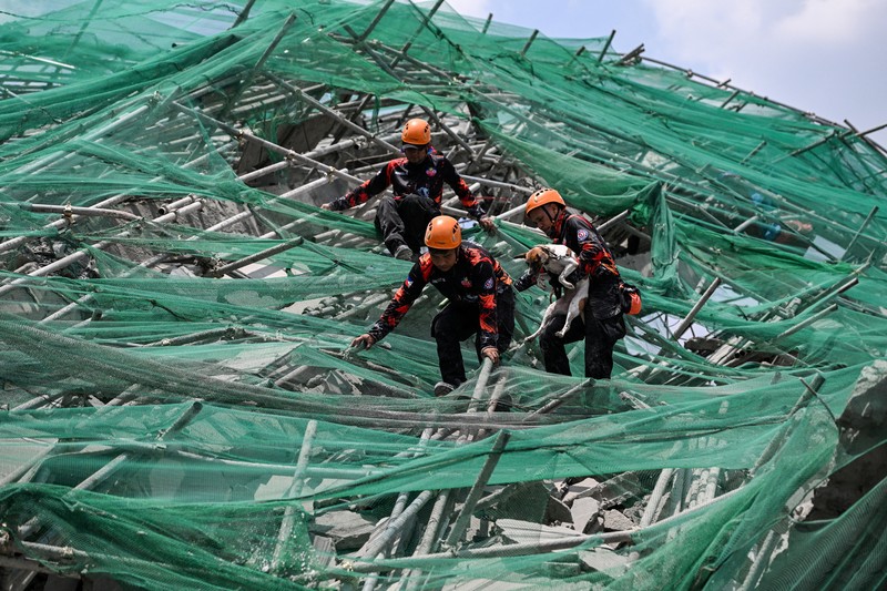 Petugas penyelamat mencari korban selamat di antara reruntuhan saat sebuah gedung sembilan lantai yang sedang dibangun runtuh di Balibago, Angeles City, Pampanga, Filipina, 24 Mei 2026. (REUTERS/Noel Celis)