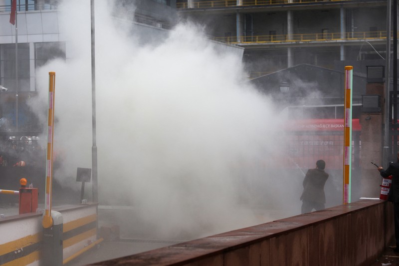 Polisi anti huru hara Turki menembakkan gas air mata dan menerobos barikade untuk memasuki markas besar Partai Rakyat Republik (CHP), Minggu (24/5/2026). (REUTERS/Efekan Akyuz)