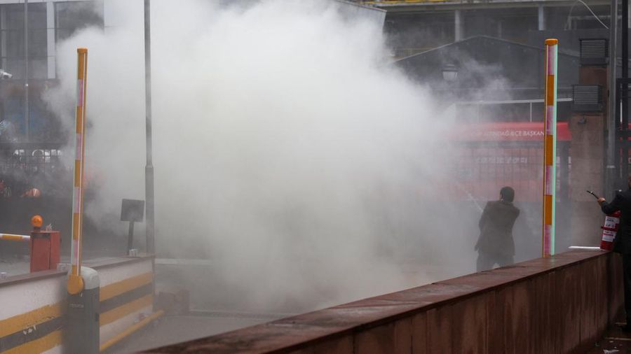 Polisi anti huru hara Turki menembakkan gas air mata dan menerobos barikade untuk memasuki markas besar Partai Rakyat Republik (CHP), Minggu (24/5/2026). (REUTERS/Efekan Akyuz)