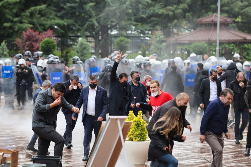 Polisi anti huru hara Turki menembakkan gas air mata dan menerobos barikade untuk memasuki markas besar Partai Rakyat Republik (CHP), Minggu (24/5/2026). (REUTERS/Efekan Akyuz)