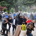 Polisi anti huru hara Turki menembakkan gas air mata dan menerobos barikade untuk memasuki markas besar Partai Rakyat Republik (CHP), Minggu (24/5/2026). (REUTERS/Efekan Akyuz)