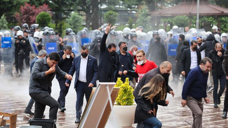 Polisi anti huru hara Turki menembakkan gas air mata dan menerobos barikade untuk memasuki markas besar Partai Rakyat Republik (CHP), Minggu (24/5/2026). (REUTERS/Efekan Akyuz)