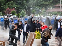 Polisi anti huru hara Turki menembakkan gas air mata dan menerobos barikade untuk memasuki markas besar Partai Rakyat Republik (CHP), Minggu (24/5/2026). (REUTERS/Efekan Akyuz)