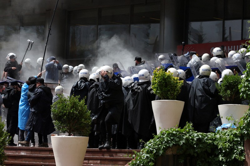 Polisi anti huru hara Turki menembakkan gas air mata dan menerobos barikade untuk memasuki markas besar Partai Rakyat Republik (CHP), Minggu (24/5/2026). (REUTERS/Efekan Akyuz)