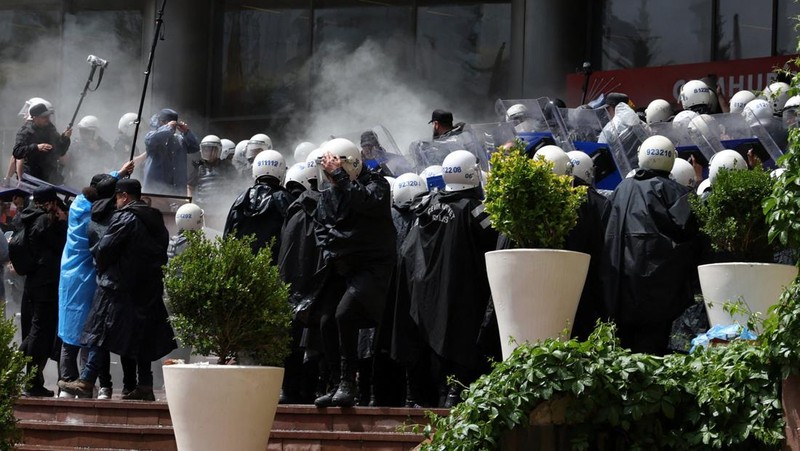 Polisi anti huru hara Turki menembakkan gas air mata dan menerobos barikade untuk memasuki markas besar Partai Rakyat Republik (CHP), Minggu (24/5/2026). (REUTERS/Efekan Akyuz)