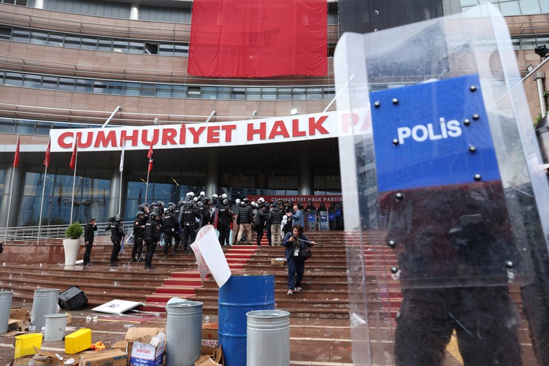 Polisi anti huru hara Turki menembakkan gas air mata dan menerobos barikade untuk memasuki markas besar Partai Rakyat Republik (CHP), Minggu (24/5/2026). (REUTERS/Efekan Akyuz)