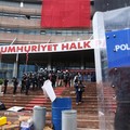 Polisi anti huru hara Turki menembakkan gas air mata dan menerobos barikade untuk memasuki markas besar Partai Rakyat Republik (CHP), Minggu (24/5/2026). (REUTERS/Efekan Akyuz)
