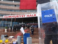 Polisi anti huru hara Turki menembakkan gas air mata dan menerobos barikade untuk memasuki markas besar Partai Rakyat Republik (CHP), Minggu (24/5/2026). (REUTERS/Efekan Akyuz)