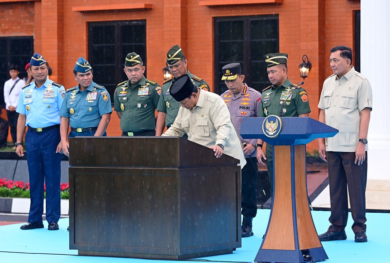 Presiden Republik Indonesia Prabowo Subianto meresmikan renovasi museum dan perpustakaan Sekolah Staf dan Komando Angkatan Darat di Kota Bandung, Senin (25/5/2026). (Dok. BPMI Sekretariat Presiden/Muchlis Jr)