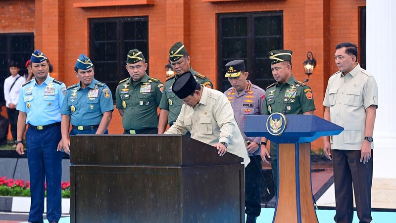 Presiden Republik Indonesia Prabowo Subianto meresmikan renovasi museum dan perpustakaan Sekolah Staf dan Komando Angkatan Darat di Kota Bandung, Senin (25/5/2026). (Dok. BPMI Sekretariat Presiden/Muchlis Jr)