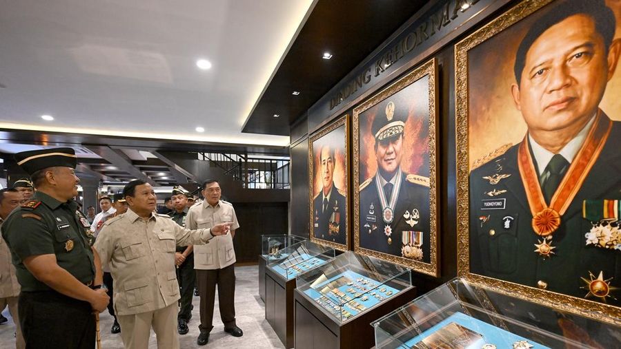 Presiden Republik Indonesia Prabowo Subianto meresmikan renovasi museum dan perpustakaan Sekolah Staf dan Komando Angkatan Darat di Kota Bandung, Senin (25/5/2026).